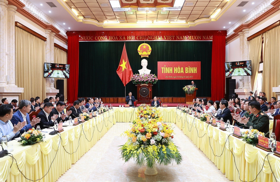 Thủ tướng Phạm Minh Chính làm việc với lãnh đạo chủ chốt tỉnh Hòa Bình. (Ảnh: Dương Giang/TTXVN)