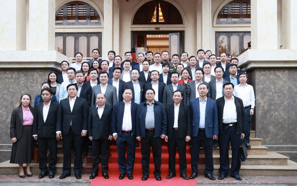 Thủ tướng Phạm Minh Chính chụp ảnh lưu niệm với lãnh đạo tỉnh Hòa Bình. (Ảnh: Dương Giang/TTXVN)