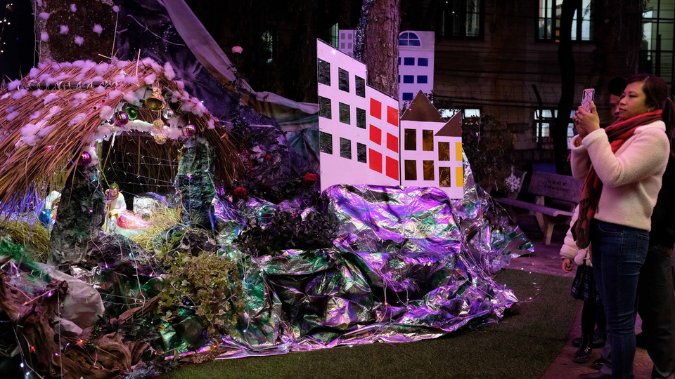 Tiểu cảnh hang đá được sắp đặt trong khuôn viên các nhà thờ phục vụ khách tham quan. (Ảnh: Nguyễn Dũng/TTXVN)