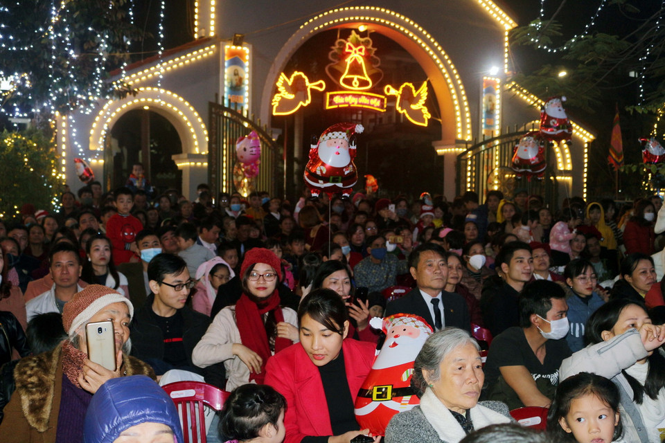 Rộn ràng không khí Giáng sinh tại Nhà thờ Phủ Lý, Hà Nam. (Ảnh: Đại Nghĩa/TTXVN)