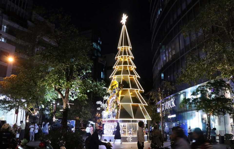 Cây thông Giáng sinh được thiết kế cách điệu trước tòa nhà Bitexco, TP.HCM. (Ảnh: Xuân Khu/TTXVN)