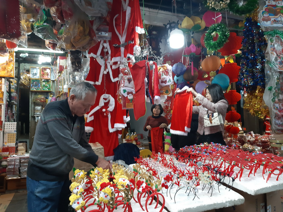 Quần áo ông già Noel cũng được bán rất chạy tại phố Hàng Mã, Hà Nội. (Ảnh: Phương Anh/TTXVN)
