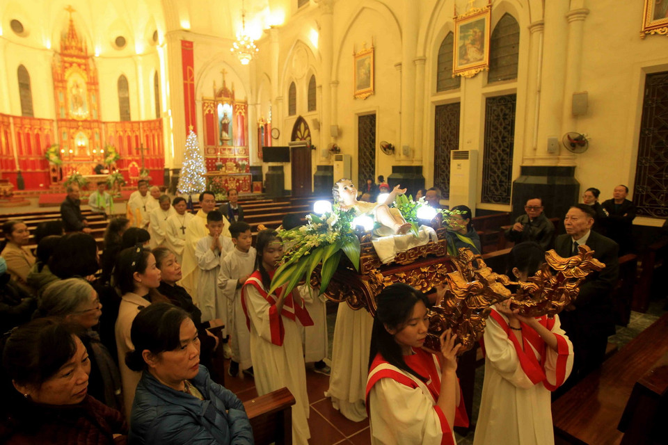  Nghi lễ rước Chúa Hài Đồng lên hang đá tại nhà thờ Chính tòa Hải Phòng. (Ảnh: An Đăng/TTXVN)