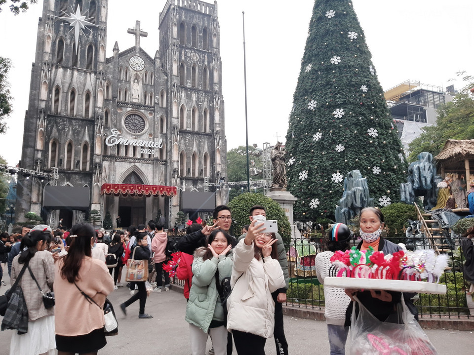 Người dân nô nức đến chụp ảnh vui chơi tại Nhà Thờ Lớn, Hà Nội. (Ảnh: Phương Anh/TTXVN)