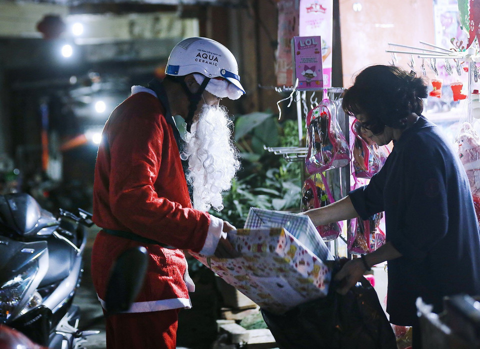  Các điểm bán quà tặng tại thành phố Hòa Bình tấp nập và nhộn nhịp trong dịp Giáng sinh năm nay. (Ảnh: Trọng Đạt/TTXVN)