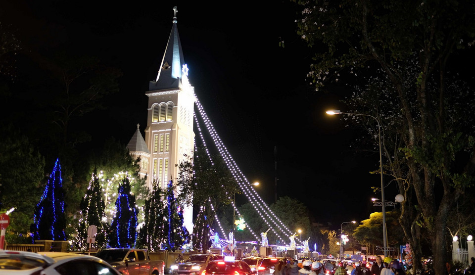 Khu vực nhà thờ Con Gà (thành phố Đà Lạt, Lâm Đồng) được trang hoàng rực rỡ, thu hút đông đảo người dân và du khách đến tham quan trong đêm Giáng sinh 2020. (Ảnh: Nguyễn Dũng/TTXVN)