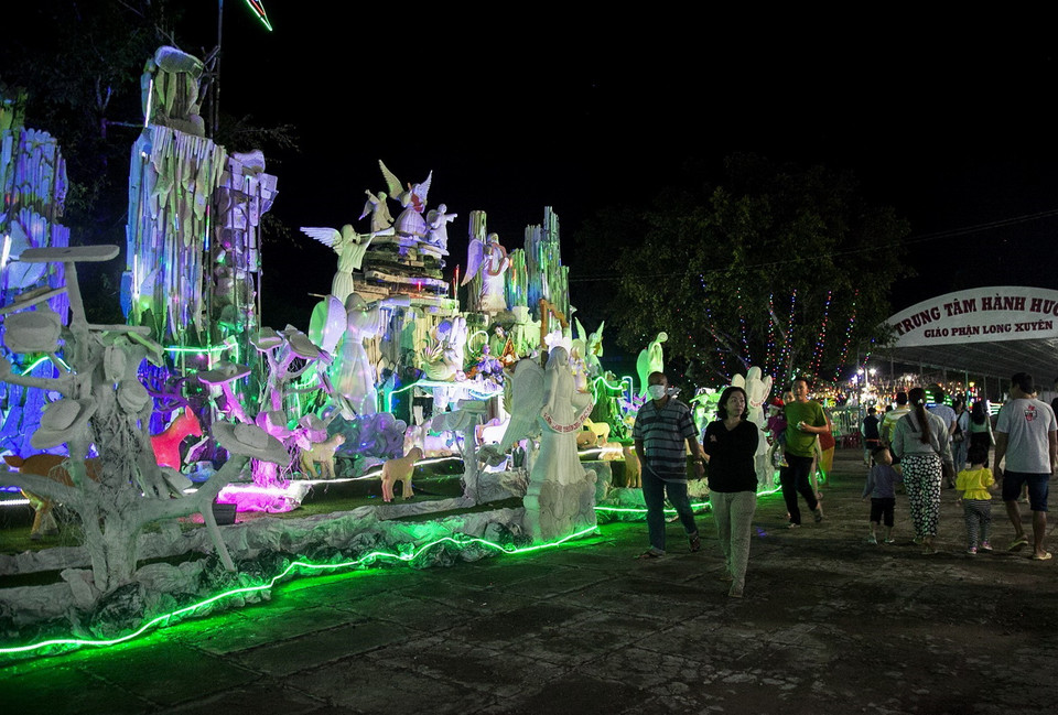  Người dân vui chơi, tận hưởng không khí Giáng sinh 2020 trong khuôn viên Giáo xứ Đài Đức Mẹ thuộc Giáo hạt Tân Hiệp, huyện Tân Hiệp, tỉnh Kiên Giang. (Ảnh: Hồng Đạt/TTXVN)