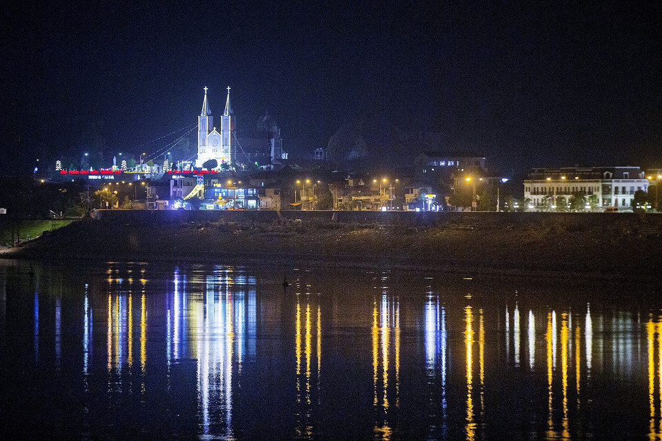  Nhà thờ Giáo xứ Hòa Bình rực rỡ trong đêm Giáng sinh. (Ảnh: Trọng Đạt/TTXVN)