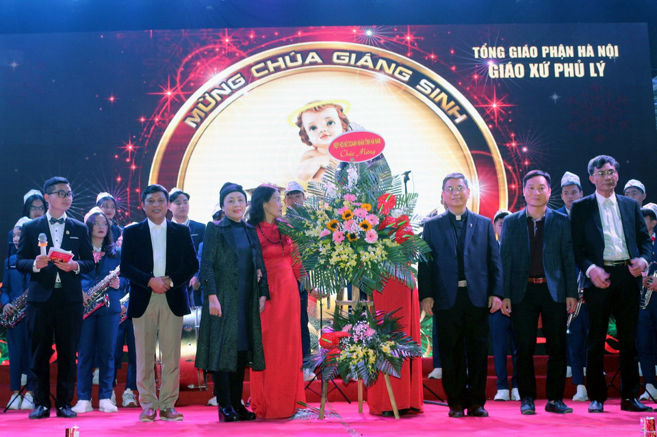 Một mùa Giáng sinh nữa lại về. Đây là dịp đồng bào công giáo chia sẻ yêu thương và cầu mong những điều tốt đẹp nhất đết với muôn nhà. Ảnh: Đại Nghĩa/TTXVN)