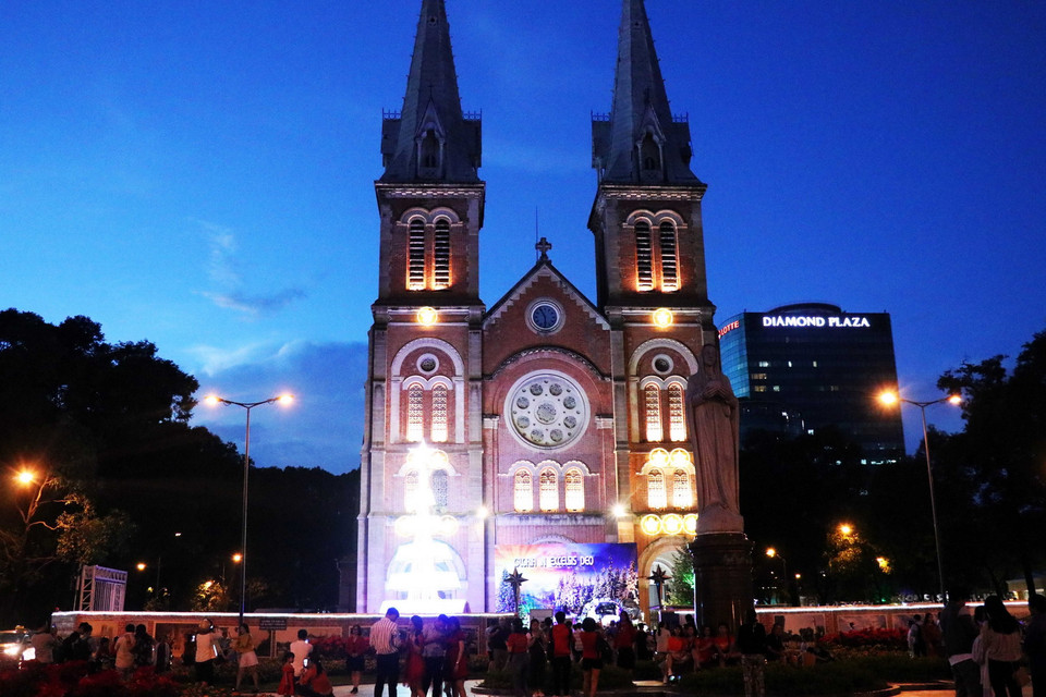 Nhà thờ Đức Bà Sài Gòn dù đang trong thời kỳ đóng cửa trùng tu vẫn được rất nhiều người dân TP.HCM đến tham quan trong đêm Noel. (Ảnh: Xuân Khu/TTXVN)