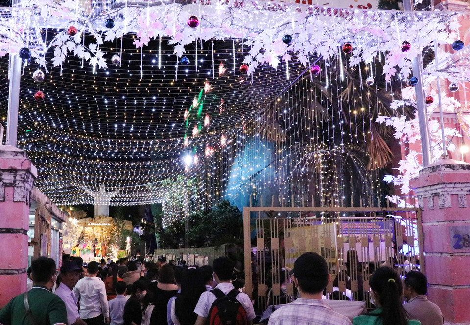 Giáo dân tập trung đông đảo đến lễ nhà thờ trong đêm Noel 2020. (Ảnh: Xuân Khu/TTXVN)