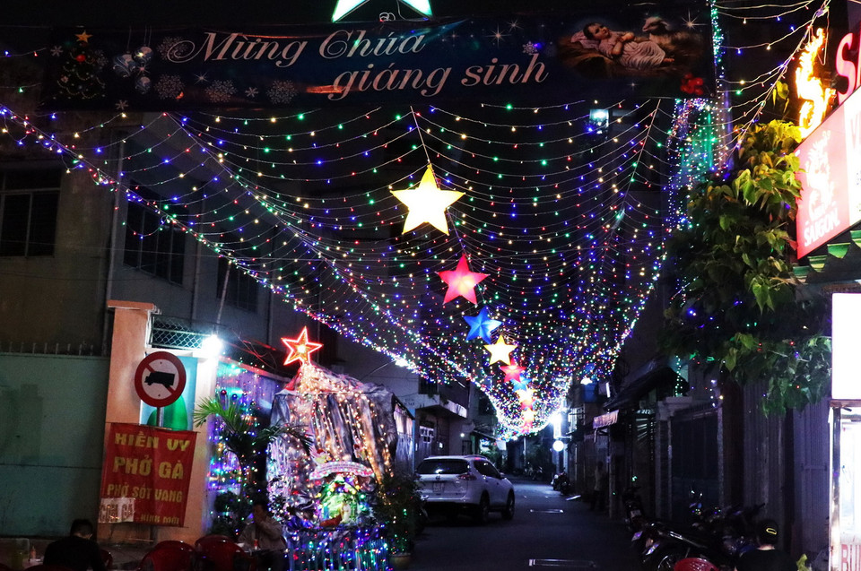 Những con ngõ nhỏ nơi đông đồng bào Công giáo ở TP.HCM cũng được trang trí lung linh. (Ảnh: Xuân Khu/TTXVN)