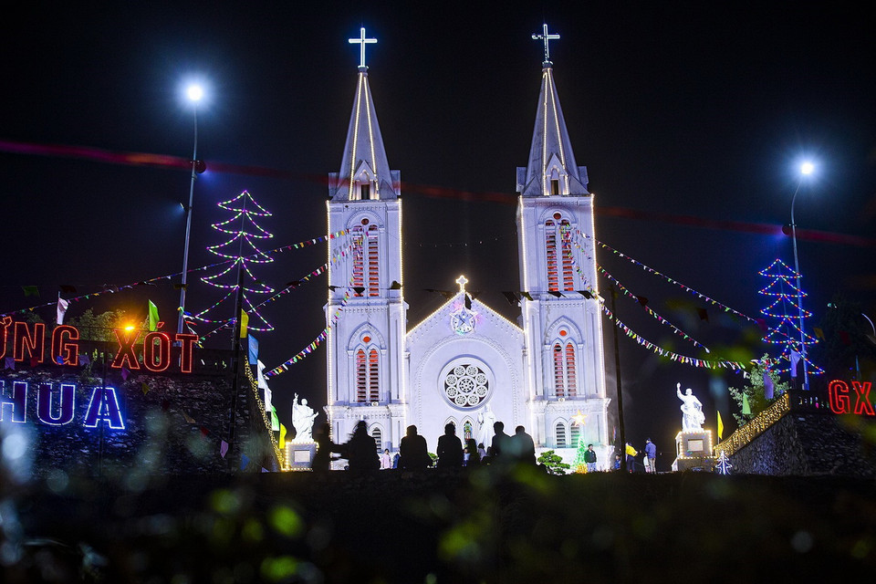Nhà thờ Giáo xứ Hòa Bình rực rỡ trong đêm Giáng sinh. (Ảnh: Trọng Đạt/TTXVN)