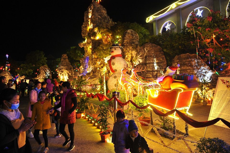 Người dân tập trung tại Nhà thờ đá Phát Diệm, huyện Kim Sơn, tỉnh Ninh Bình. (Ảnh: Minh Đức/TTXVN)