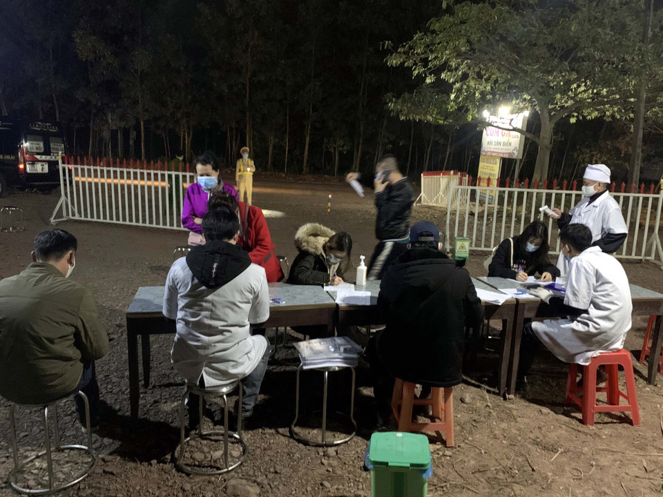 Kiểm soát và lấy khai báo y tế tại huyện Hải Hà. (Ảnh: TTXVN phát)