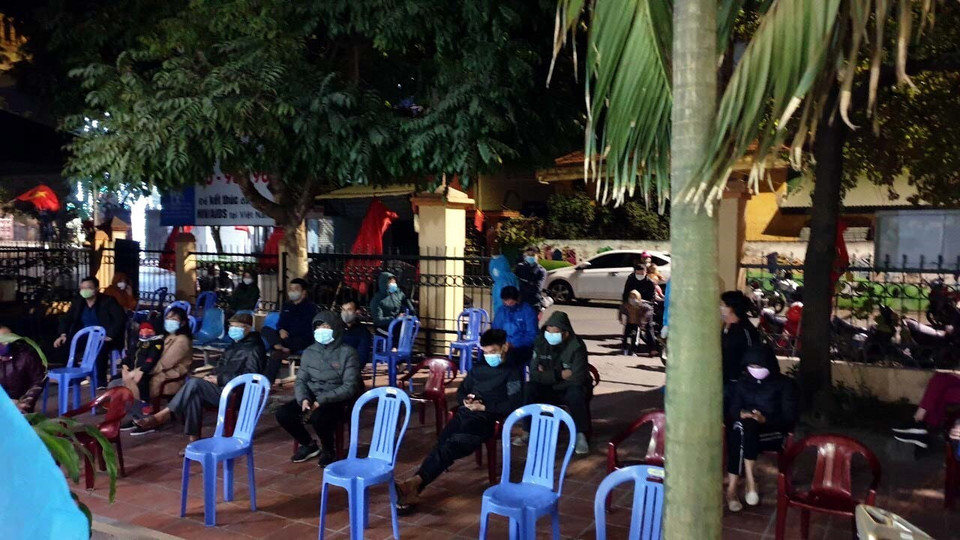 Người dân thành phố Uông Bí chờ lấy mẫu xét nghiệm SARS-CoV2. (Ảnh: TTXVN phát)