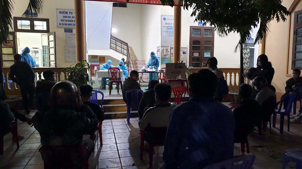 Người dân thành phố Uông Bí chờ lấy mẫu xét nghiệm SARS-CoV2. (Ảnh: TTXVN phát)