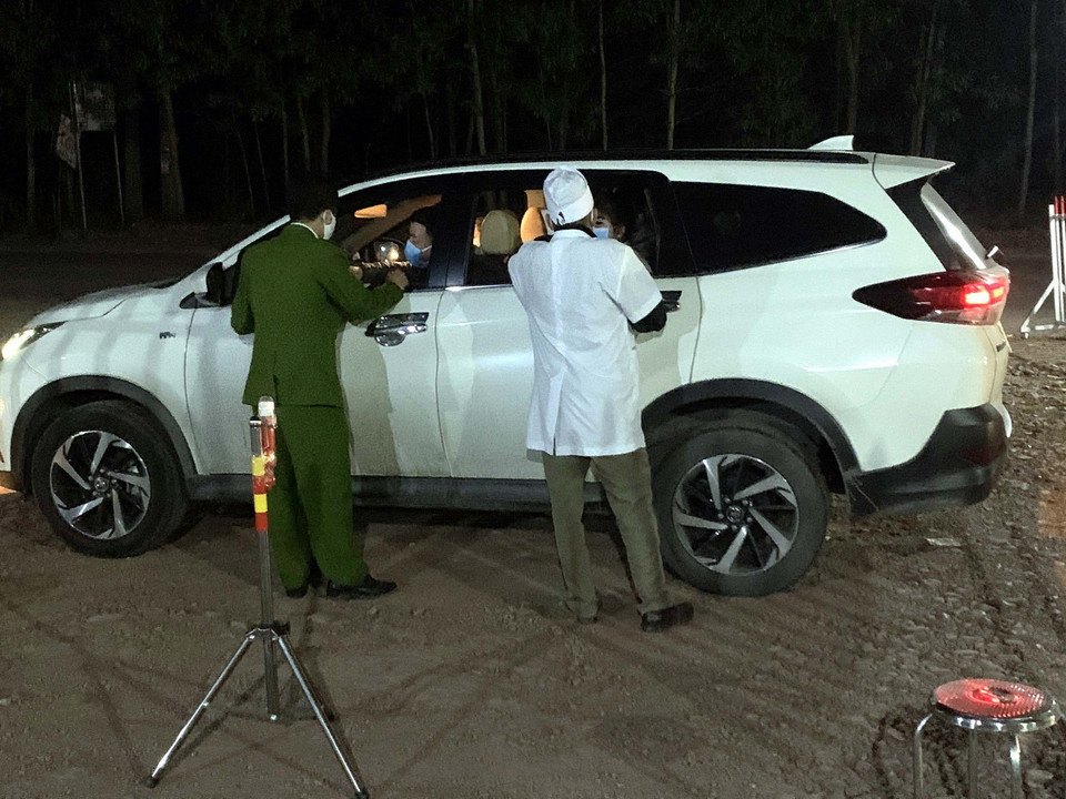 Kiểm soát và lấy khai báo y tế tại huyện Hải Hà. (Ảnh: TTXVN phát)