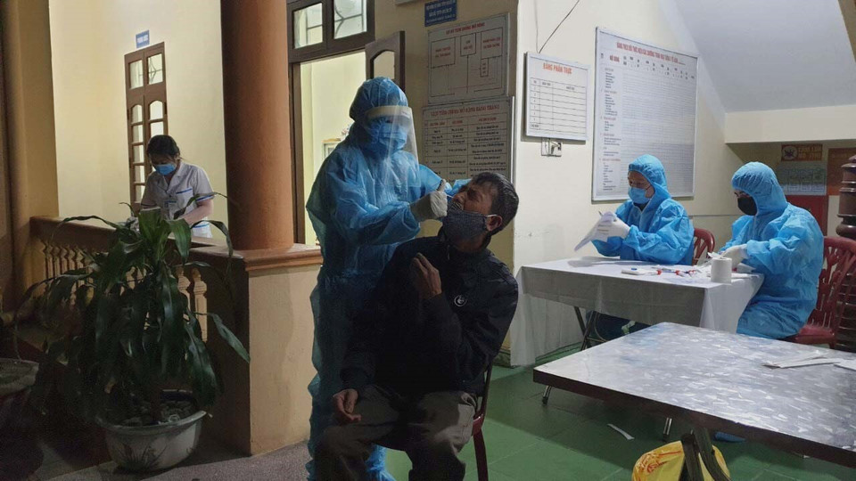 Lấy mẫu xét nghiệm SARS-CoV2 tại thành phố Uông Bí. (Ảnh: TTXVN phát)