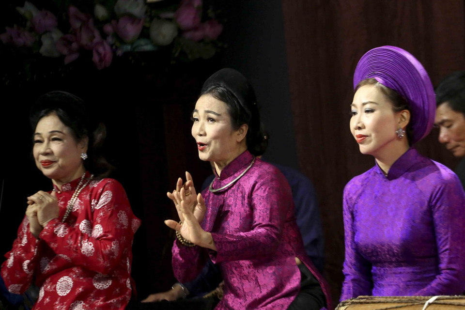 Các nghệ sỹ trình bày bài thơ Quốc Tộ của thiền sư Đỗ Pháp Thuận. (Ảnh: Tuấn Đức/TTXVN)