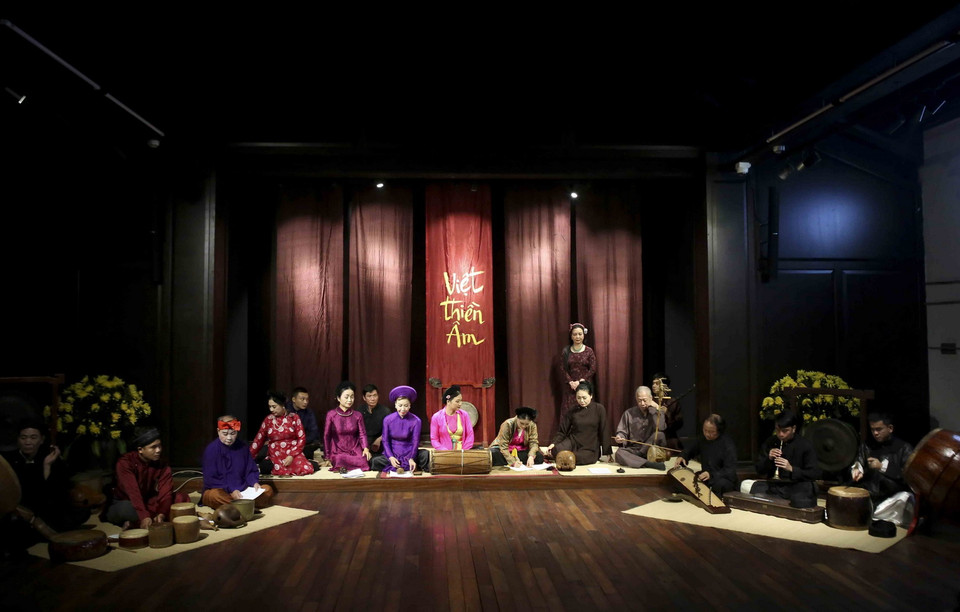 Nghệ nhân biểu diễn âm nhạc Việt Thiền Âm. (Ảnh: Tuấn Đức/TTXVN)