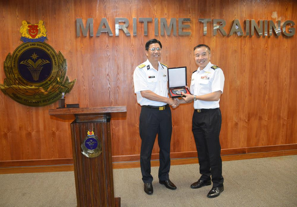  Đại tá Nguyễn Đức Nam và Đại tá Douglas Goh, Chỉ huy Sở chỉ huy Học thuyết và huấn luyện hàng hải, Hải quân Singapore. (Ảnh do đoàn cung cấp)