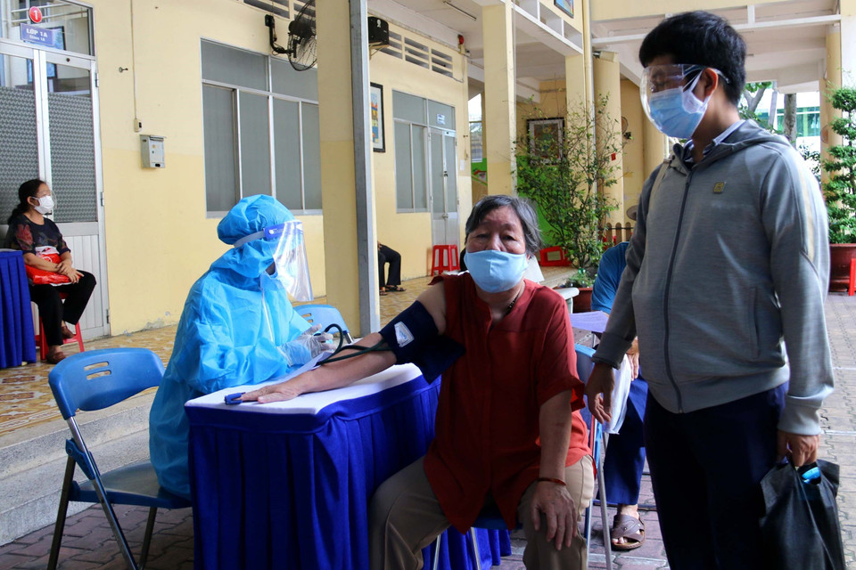 Ngày 3/8, Sở Y tế Thành phố Hồ Chí Minh cho biết đã có 920.329/930.000 người được tiêm phòng dịch COVID-19 tại đợt 5 (đạt tỷ lệ hơn 98,9% so với kế hoạch), trong đó có hơn 70.000 người trên 65 tuổi và gần 850.000 người thuộc đối tượng khác được tiêm. (Ảnh: Thanh Vũ/TTXVN)