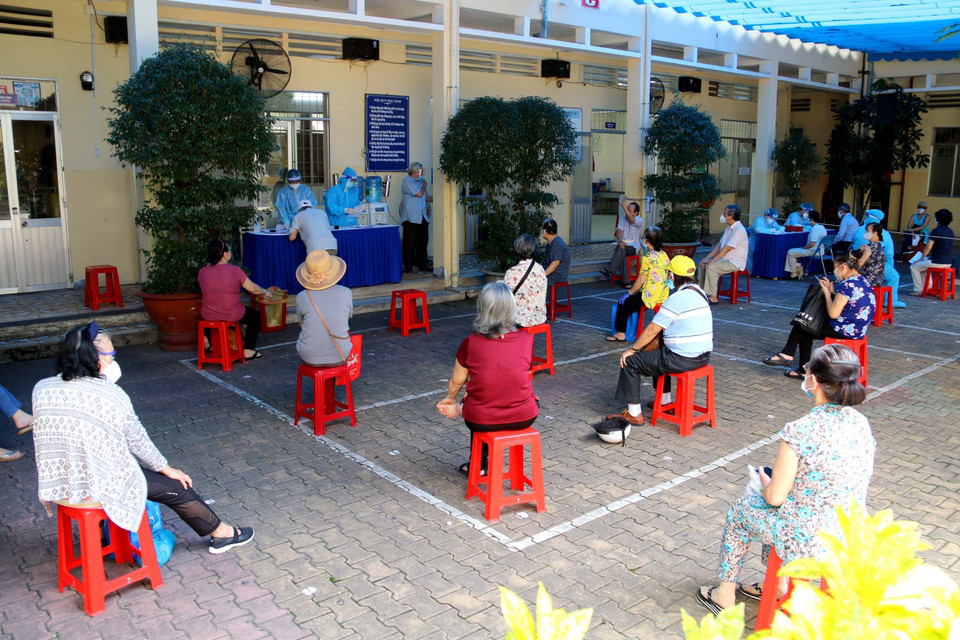 Khu vực sau tiêm vaccine phòng COVID-19 tại điểm tiêm trường tiểu học Trần Quốc Thảo. (Ảnh: Thanh Vũ/TTXVN)