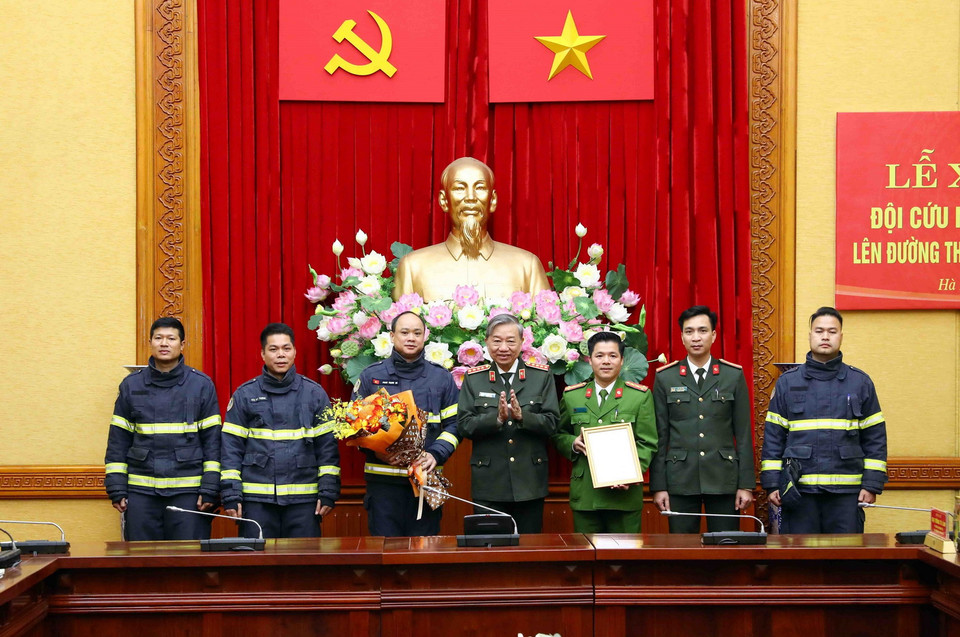 Đại tướng Tô Lâm, Bộ trưởng Bộ Công an trao quyết định cho Đoàn công tác Bộ Công an đi cứu nạn, cứu hộ tại Thổ Nhĩ Kỳ. (Ảnh: Phạm Kiên/TTXVN)