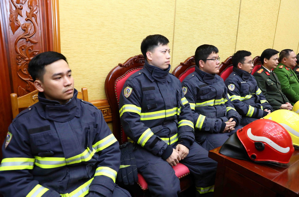 Cán bộ, chiến sỹ của Đoàn công tác Bộ Công an đi cứu nạn, cứu hộ tại Thổ Nhĩ Kỳ tham dự buổi lễ. (Ảnh: Phạm Kiên/TTXVN)