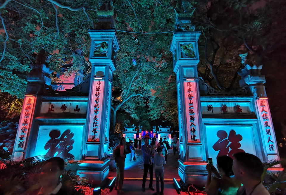 Khu vực tháp Bút và cầu Thê Húc, những biểu tượng của Hà Nội được thắp sáng với màu xanh thể hiện hy vọng cũng như cơ hội cho trẻ em và cho tất cả mọi người. (Ảnh: Thành Đạt/TTXVN)