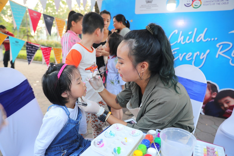 Trẻ nhỏ tham gia sân chơi tìm hiểu Công ước về Quyền trẻ em. (Ảnh: Thành Đạt/TTXVN)