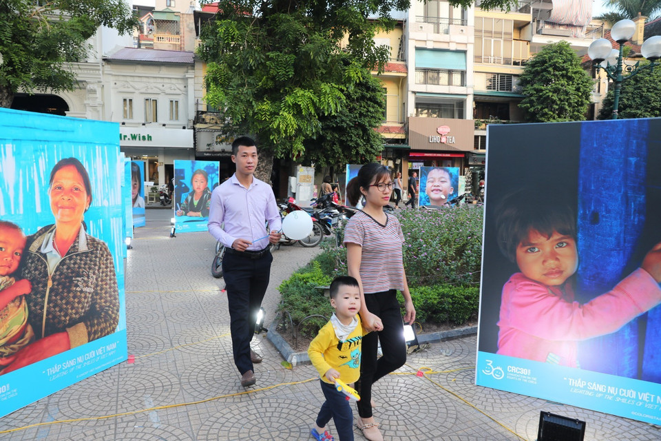 Người dân Thủ đô tham quan triển lãm ảnh Thắp sáng nụ cười Việt Nam. (Ảnh: Thành Đạt/TTXVN)