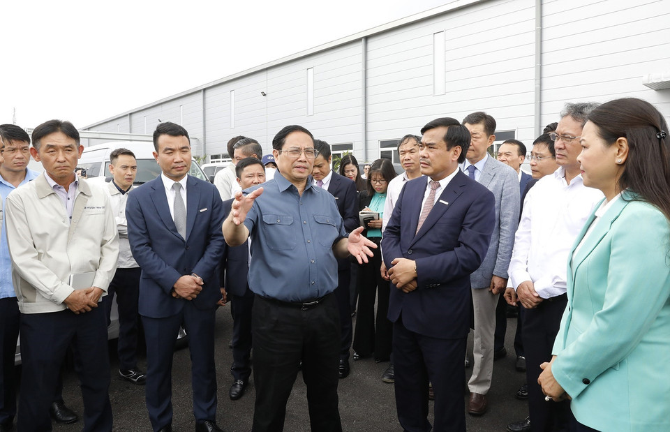 Thủ tướng Phạm Minh Chính và các đại biểu thăm Nhà máy sản xuất, lắp ráp ôtô Hyundai Thành Công. (Ảnh: Dương Giang/TTXVN)