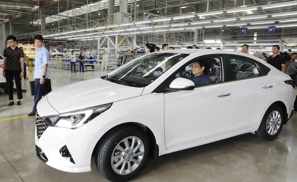 Thủ tướng Phạm Minh Chính lái thử ôtô do Hyundai Thành Công sản xuất, lắp ráp. (Ảnh: Dương Giang/TTXVN)
