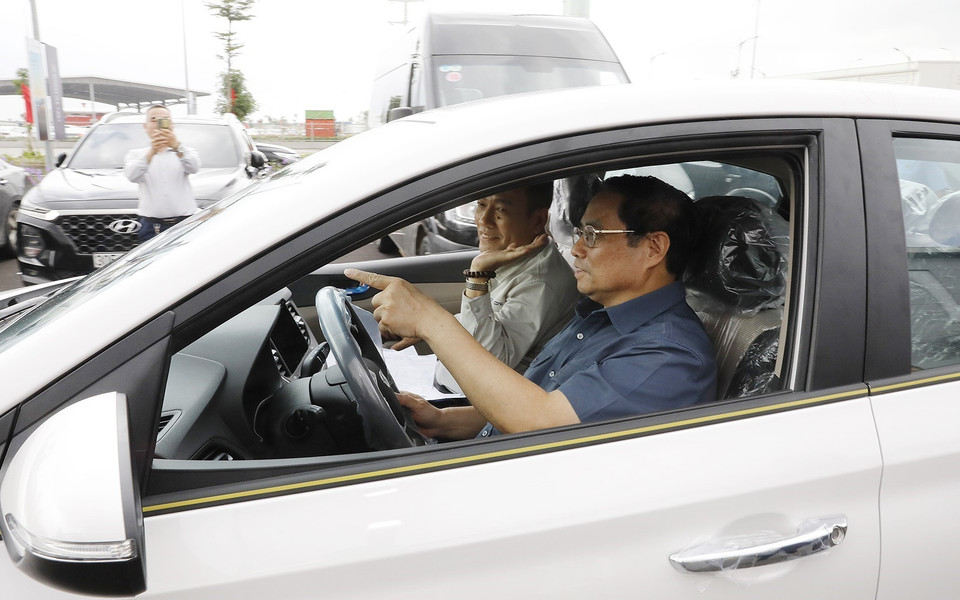 Thủ tướng Phạm Minh Chính lái thử ôtô do Hyundai Thành Công sản xuất, lắp ráp. (Ảnh: Dương Giang/TTXVN)