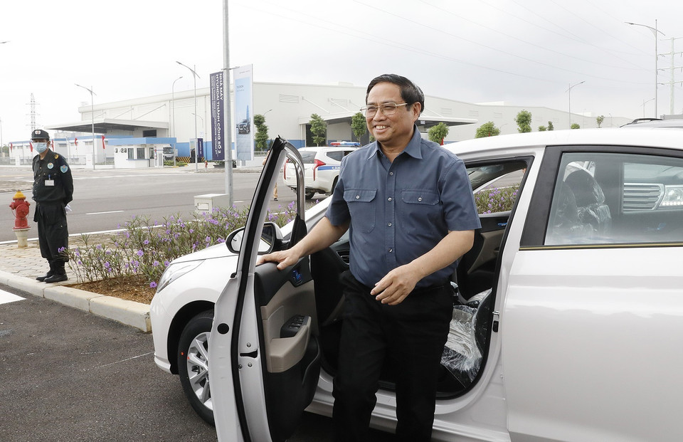 Thủ tướng Phạm Minh Chính sau khi lái thử ôtô do Hyundai Thành Công sản xuất, lắp ráp. (Ảnh: Dương Giang/TTXVN)