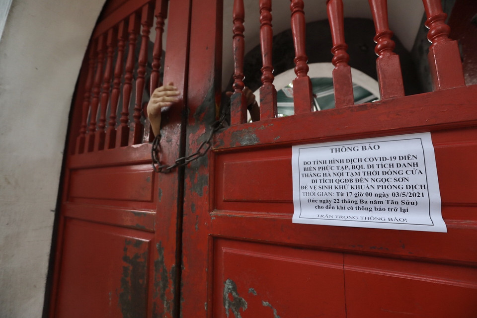 Khu di tích đền Ngọc Sơn thực hiện tạm dừng đón khách theo công điện của Chủ tịch UBND thành phố Hà Nội từ 17h ngày 03/05. (Ảnh: Minh Quyết/TTXVN)