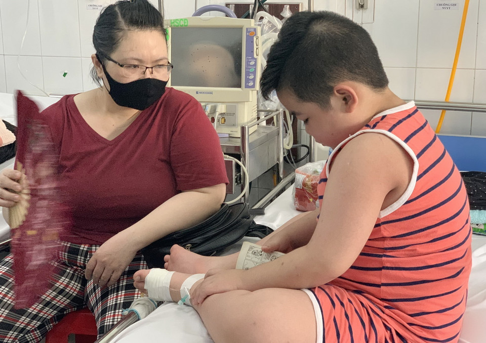  Bệnh nhi mắc sốt xuất huyết điều trị tại bệnh viện. (Ảnh: Đinh Hằng/TTXVN)