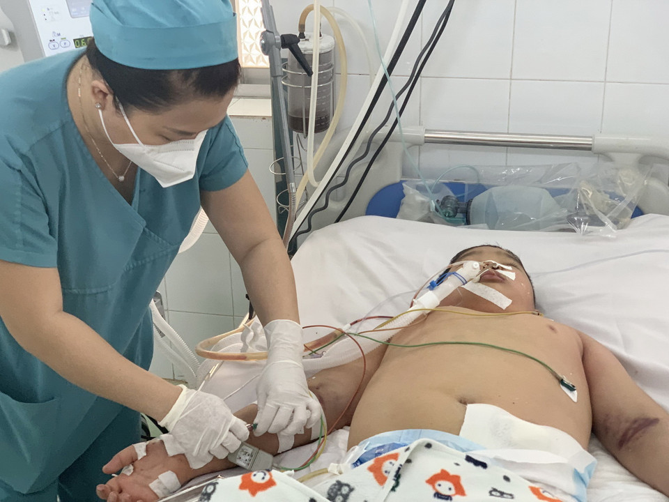  Một bệnh nhi thừa cân mắc sốt xuất huyết phải điều trị tích cực tại Bệnh viện Nhi đồng 2, Thành phố Hồ Chí Minh. (Ảnh: Đinh Hằng/TTXVN)