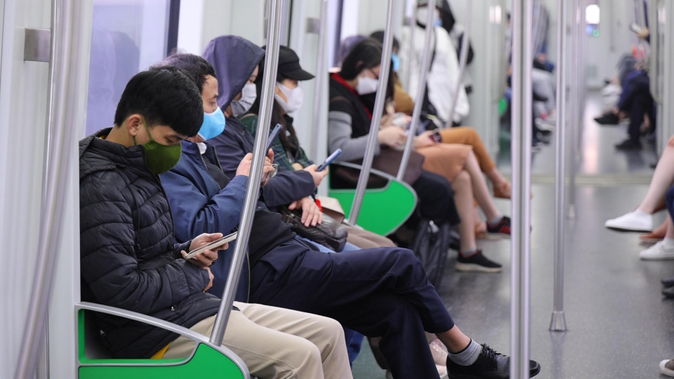 Theo ghi nhận, người dân tham gia giao thông bằng phương tiện công cộng đều ý thức được nguy cơ lây lan dịch bệnh, và chuẩn bị tốt các biện pháp phòng chống dịch cho bản thân. (Ảnh: Hoàng Đạt/Vietnam+)