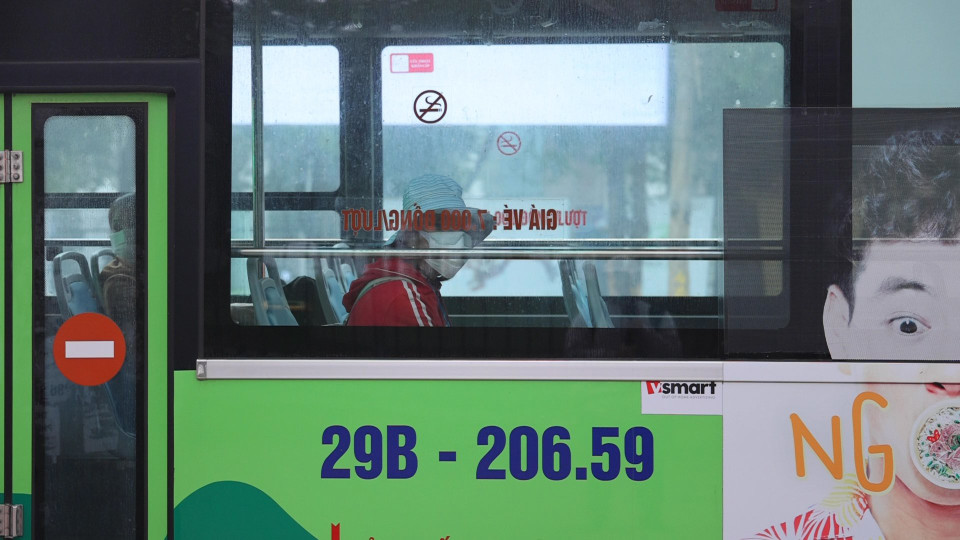 Tìm được một chỗ ngồi trên xe buýt từng là việc khó khăn, song nhìn thấy hành khách ngồi kín những hàng ghế này trong những ngày gần đây lại càng khó khăn hơn nữa. (Ảnh: Lâm Phan/Vietnam+)