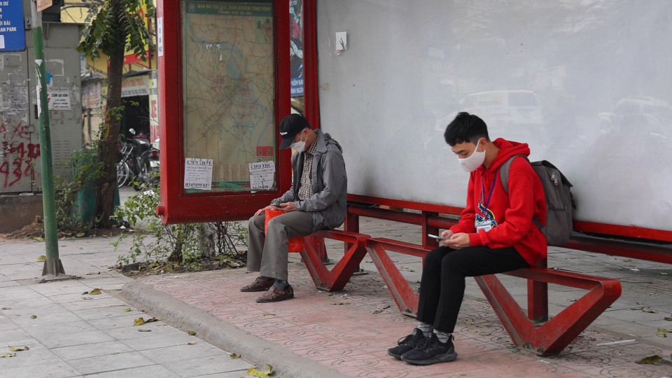 Tình trạng tương tự cũng diễn ra tại nhiều điểm dừng xe buýt trên các tuyến đường lớn của thành phố Hà Nội như Xã Đàn, Nguyễn Trãi… (Ảnh: Lâm Phan/Vietnam+)