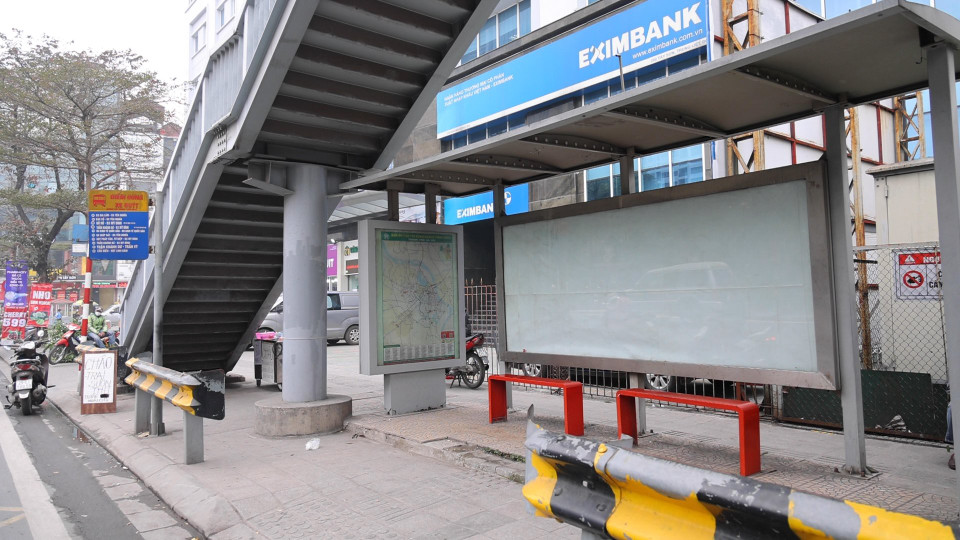 Dù là giờ cao điểm buổi sáng, nhưng tại Bến xe buýt trước cổng công viên Nghĩa Đô (quận Cầu Giấy, Hà Nội) khá vắng vẻ, hầu như không có hành khách chờ xe. (Ảnh: Lâm Phan/Vietnam+)