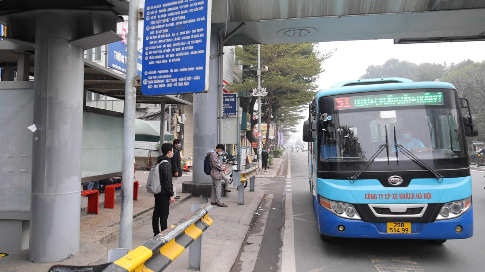 Trên xe buýt chỉ lác đác một vài hành khách, nhiều xe còn xuất bến với tình trạng trống trơn. (Ảnh: Hoàng Đạt/Vietnam+)