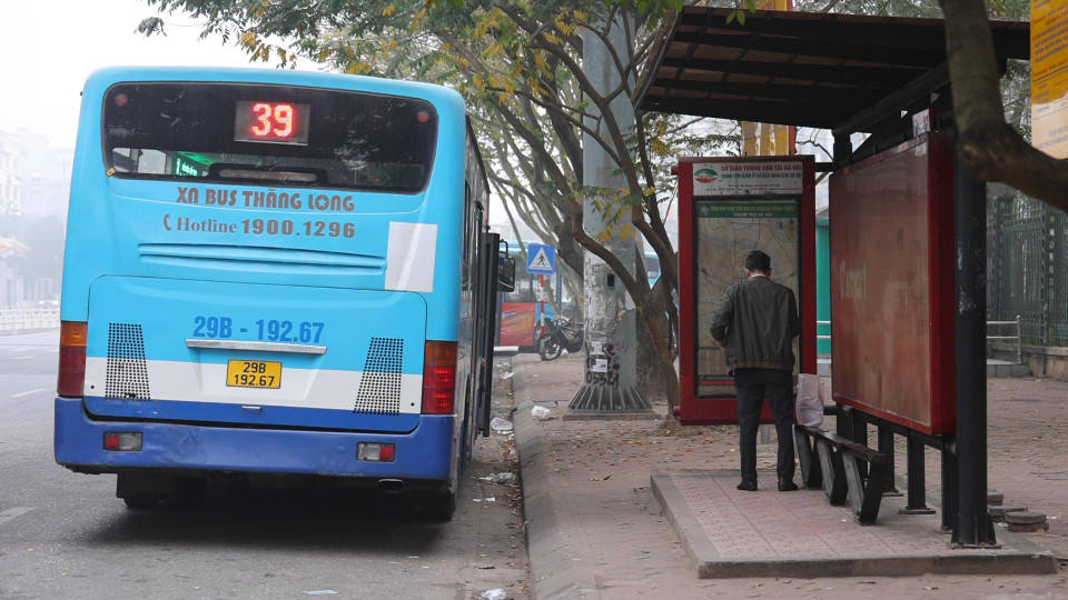 Từng là những điểm dừng xe buýt nổi tiếng đông đúc vì gần khu dân cư và các trường đại học, nhưng lượng khách trong giờ cao điểm sáng nay khá thưa thớt. (Ảnh: Hoàng Đạt/Vietnam+)