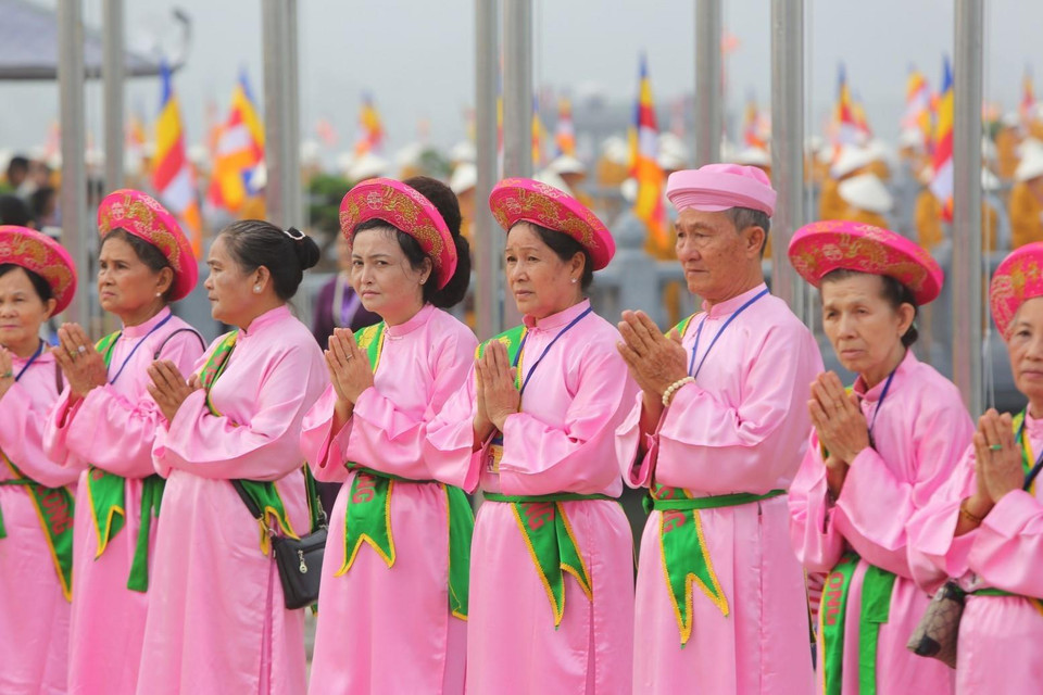 Đoàn Phật tử Cửu Long chuẩn bị đón đại biểu trước giờ khai mạc. (Ảnh: Thành Đạt/TTXVN)