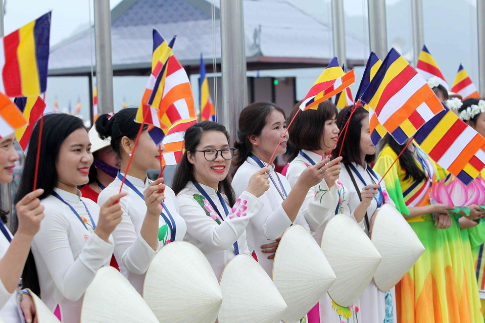 Các tăng ni, phật tử tại hội trường chính của Trung tâm Văn hóa Phật giáo Tam Chúc trước giờ khai mạc Đại lễ Vesak 2019. (Ảnh: TTXVN)