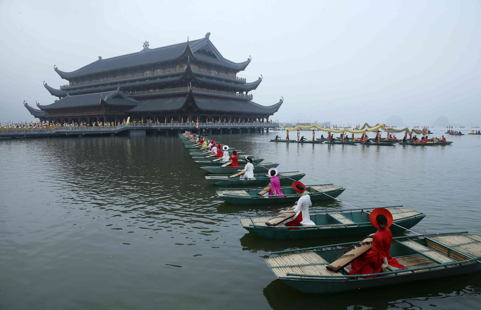 Chương trình biểu diễn nghệ thuật trên hồ trước giờ khai mạc Đại lễ Phật đản Liên hợp quốc lần thứ 16 - Vesak 2019. (Ảnh: TTXVN)