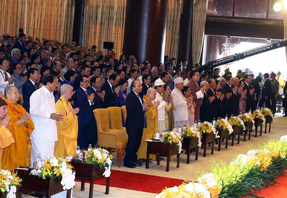 Thủ tướng Nguyễn Xuân Phúc cùng các đại biểu dự khai mạc Đại lễ Vesak 2019 trang nghiêm cử hành nghi lễ tạ Tam Bảo. (Ảnh: Thống Nhất/TTXVN)